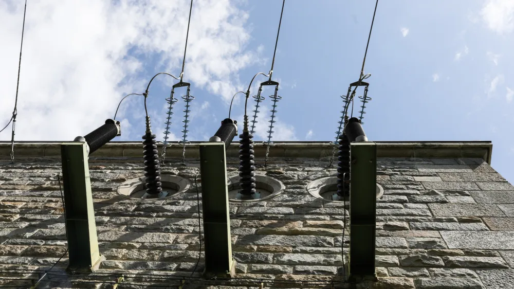 Daljnovod, enegetika, eleektrika.<br><br>Hidroelektrarna Mariborski otok v lasti Dravske elktrarne Maribor<br><br>- 19.07.2023 – gradnja - Pilotna geotermalna elektrarna na obstoječi plinski vrtini Pg-8 (SI-Geo-Electricity) v naselju Čentiba v občini Lendava - proizvodnja električne energije iz obnovljivih virov.<br> <br>//FOTO: Bojan Velikonja