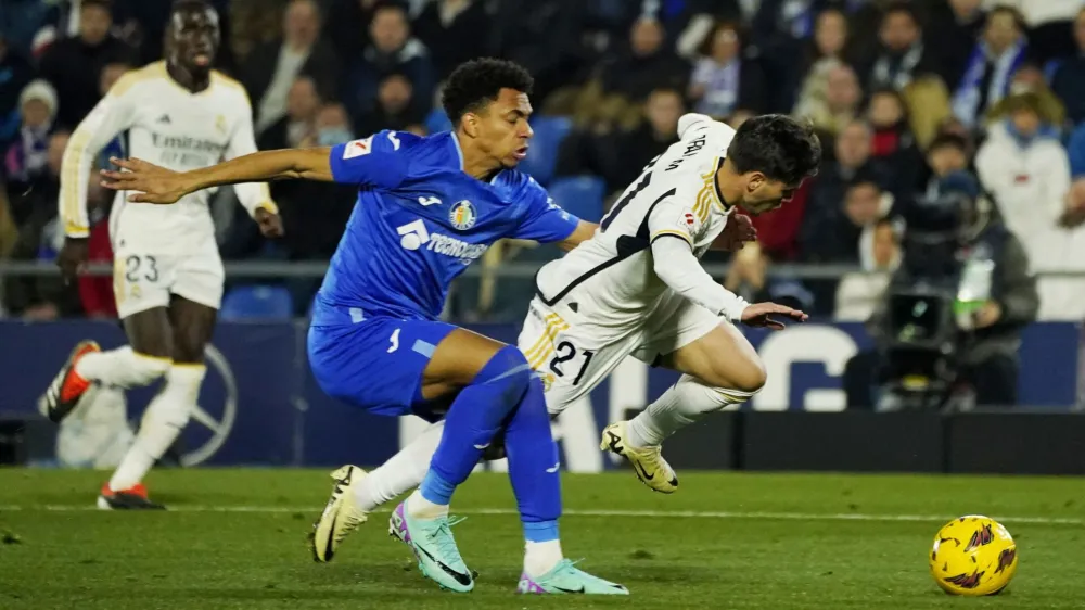 Soccer Football - LaLiga - Getafe v Real Madrid - Coliseum Alfonso Perez, Getafe, Spain - February 1, 2024 Real Madrid's Brahim Diaz in action with Getafe's Gaston Alvarez REUTERS/Ana Beltran