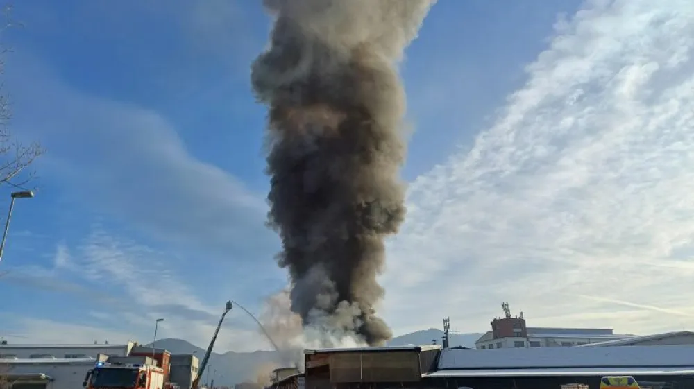 Formaldehid se v ozračje sprošča tudi med požari. Na fotografiji je utrinek ob nedavni intervenciji v industrijski coni Trata, kjer je zagorelo v skladišču pnevmatik.