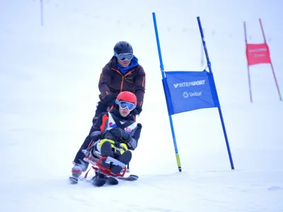 Veleslalomske preizkušnje sta se udeležil tudi Luka Bolha, ki mu pri smučanju pomaga kar oče. Andrej. F 