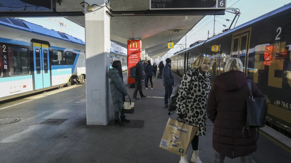 - 19.12.2023 – Slovenske železnice (SŽ) – Železniška postaja Ljubljana – potniški promet – center za vodenje prometa //FOTO: Luka Cjuha