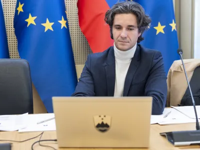 Ljubljana, vlada.<br>Srecanje poslank in poslancev strank vladne koalicije ter ministric in ministrov vlade.<br>Minister za delo, druzino, enake moznosti in socialne zadeve Luka Mesec.