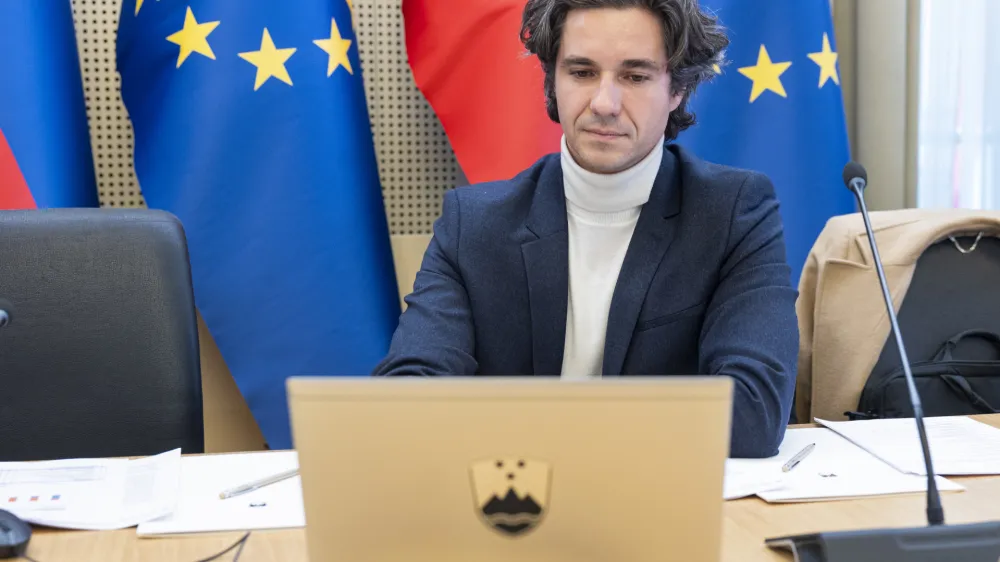 Ljubljana, vlada.<br>Srecanje poslank in poslancev strank vladne koalicije ter ministric in ministrov vlade.<br>Minister za delo, druzino, enake moznosti in socialne zadeve Luka Mesec.