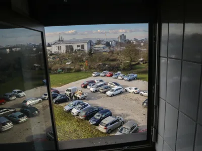 ﻿- parkiranje - parkirišče - sporno zemljišče je ljubljanska občina leta 2007 dala URI Soča v prezplačno uporabo <br><br><br>- 10.12.2019 – občinsko zemljišče okoli Univerzitetnega rehabilitacijskega inštituta URI Soča  //FOTO: Luka Cjuha.