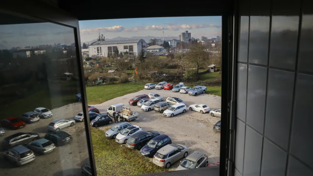 ﻿- parkiranje - parkirišče - sporno zemljišče je ljubljanska občina leta 2007 dala URI Soča v prezplačno uporabo <br><br><br>- 10.12.2019 – občinsko zemljišče okoli Univerzitetnega rehabilitacijskega inštituta URI Soča  //FOTO: Luka Cjuha.