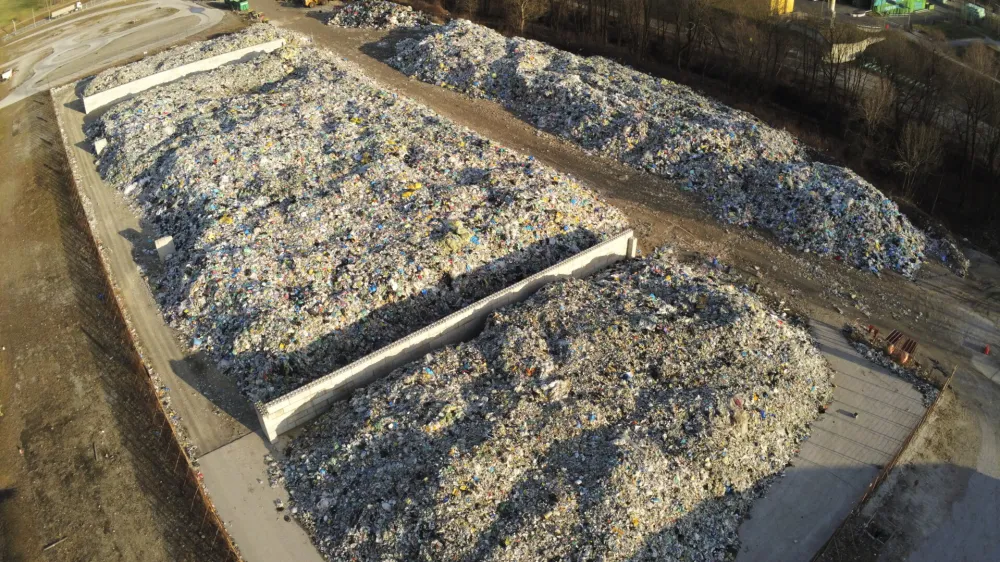 ﻿Vsaj desetletje se je Slovenija vsako leto soočala z embalažnim kaosom: kupi odpadne embalaže, ki jih ni hotel prevzeti nihče. Letos se namesto odpadne embalaže na dvoriščih komunalnih podjetij kopičijo mešani komunalni odpadki (fotografija je simbolična).