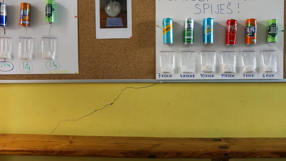 Razpoke, ki so nastale po nedavni sanaciji. 