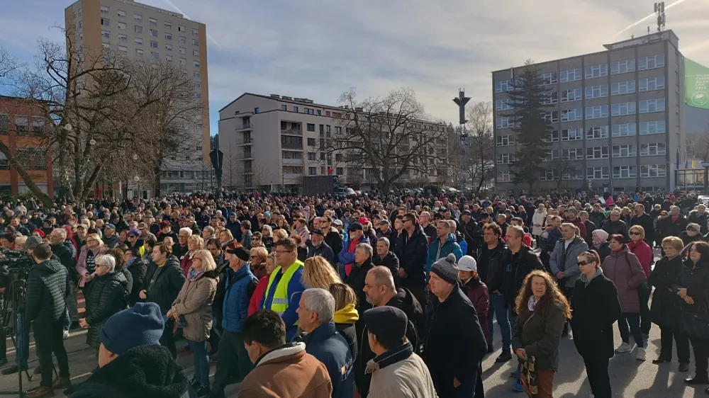 Velenje, Titov trg.<br>Ljudska iniciativa Velenje je danes vnovic pripravila protest zaradi visokih cen ogrevanja.