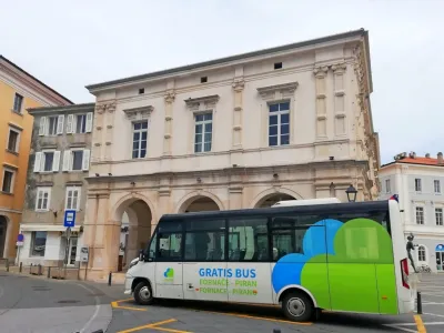 avtobus ponovno vozi po svoji redni trasi do končnega obračališča na Tartinijevem trgu.