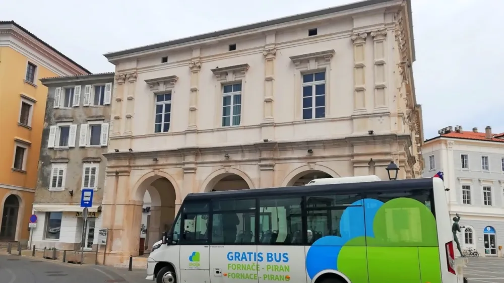 avtobus ponovno vozi po svoji redni trasi do končnega obračališča na Tartinijevem trgu.