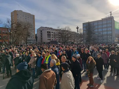 Občutna razlika med porabo, za katero občani trdijo, da je realna, in obračunano porabo nastaja tudi zato, ker veliko občanov nima nameščenih individualnih števcev oziroma delilnikov. Po pravilniku zato plačajo bistveno več. Na fotografiji protest v Velenju zaradi visokih zneskov na položnicah. Foto: STA 