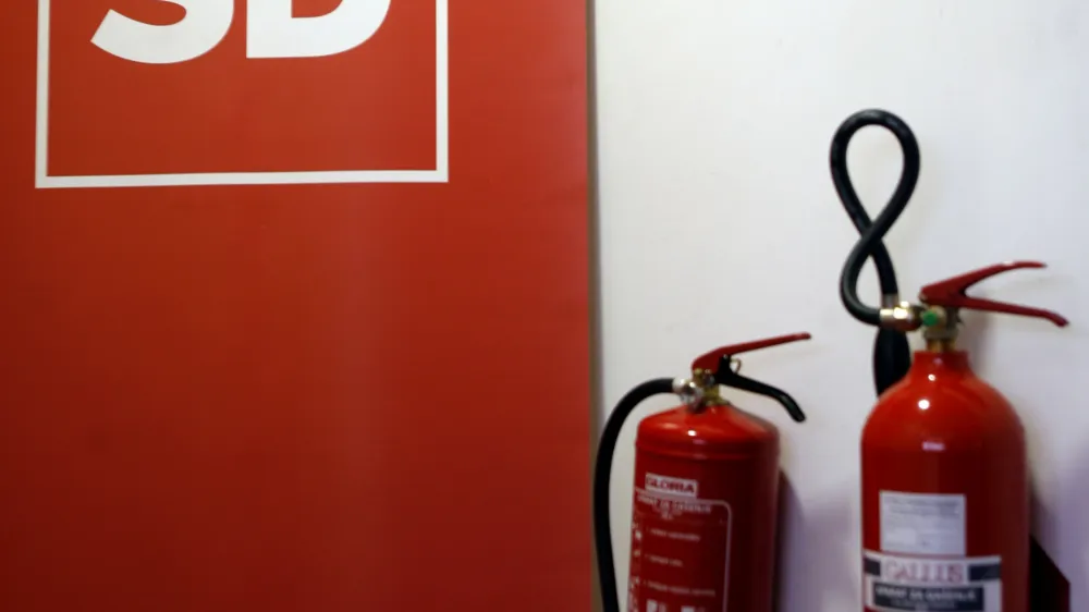 - ilustrativna fotografija - gasilni aparat- 8. Kongres stranke SD - Socialni demokrati 2012, volitve - izvolili novega predsednika Igorja Lukšiča //FOTO: Bojan Velikonja