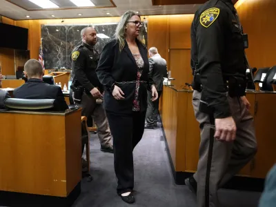 Jennifer Crumbley je bila ob prihodu na sodišče in ob odhodu vklenjena. F AP