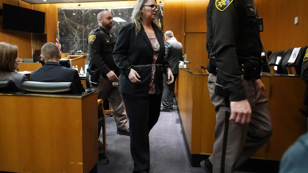 Jennifer Crumbley je bila ob prihodu na sodišče in ob odhodu vklenjena. F AP