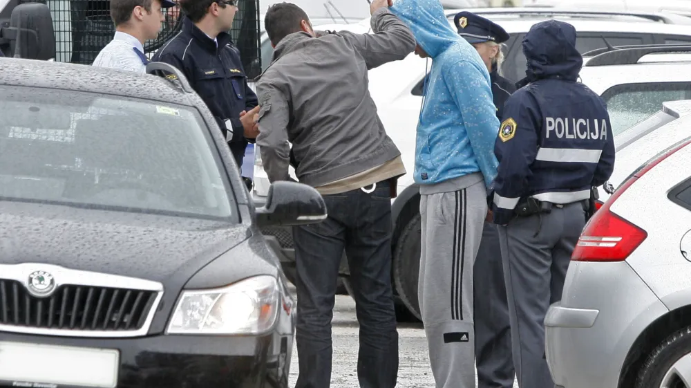 aretacija osumljenca današnjega ropa pošte v Semedeli državljana Srbije iz okolice Zemuna prijeli na območju železniške postaje v Ljubljani.- roparji že petič oropali pošto v Semedeli pri Kopru - //FOTO: Bojan Velikonja