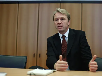 Gregor Golobič, nekdanji
generalni sekretar LDS

Prihaja do enačenja med državo in stranko. Državo se vedno bolj pojmuje kot plen strank. Toda stranke niso ne državne ne javne ustanove in funkcionarji strank niso javni funkcionarji in niso podvrženi presoji konflikta interesov, premoženja, integritete …