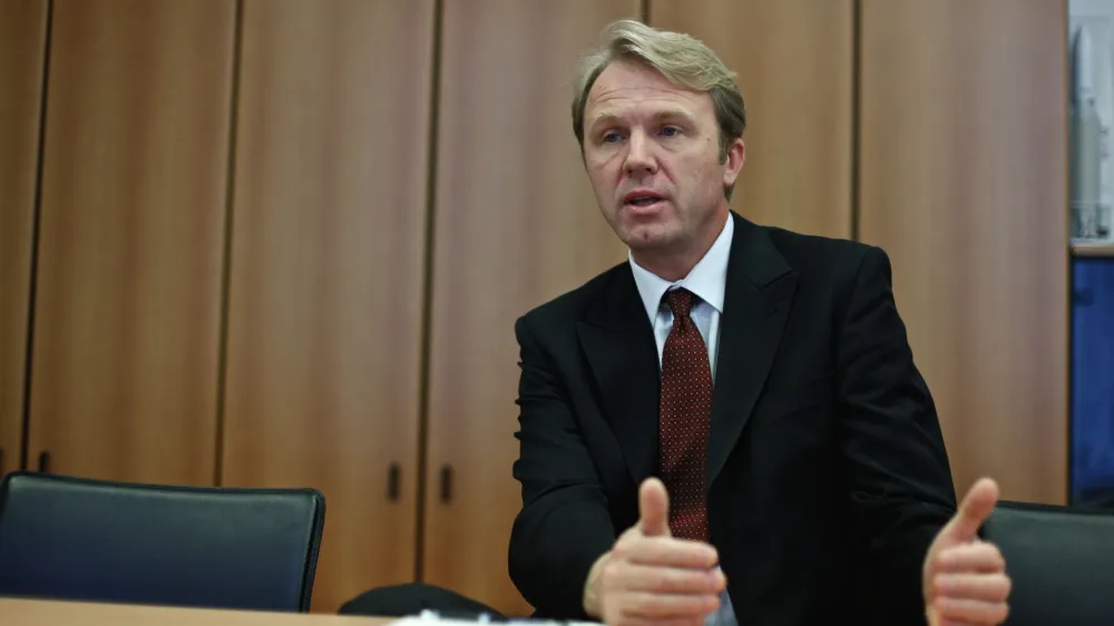 Gregor Golobič, nekdanji
generalni sekretar LDS

Prihaja do enačenja med državo in stranko. Državo se vedno bolj pojmuje kot plen strank. Toda stranke niso ne državne ne javne ustanove in funkcionarji strank niso javni funkcionarji in niso podvrženi presoji konflikta interesov, premoženja, integritete …