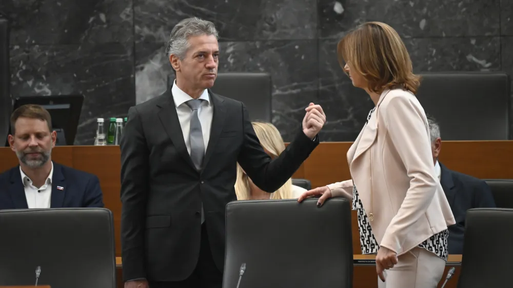 predsednik vlade Robert Golob in ministrica za zunanje zadeve Tanja Fajon<br><br><br>-&nbsp;13.10.2023 &ndash; Državni zbor &ndash; 49.&nbsp;&nbsp;izredna seja DZ - odločali o predlogu kandidatke za novo ministrico za zdravje Valentine Prevolnik Rupel ter o predlogu za razre&scaron;itev ministrice za kmetijstvo, gozdarstvo in prehrano Irene &Scaron;inko;<br><br>&nbsp;//FOTO: NIK ERIK NEUBAUER