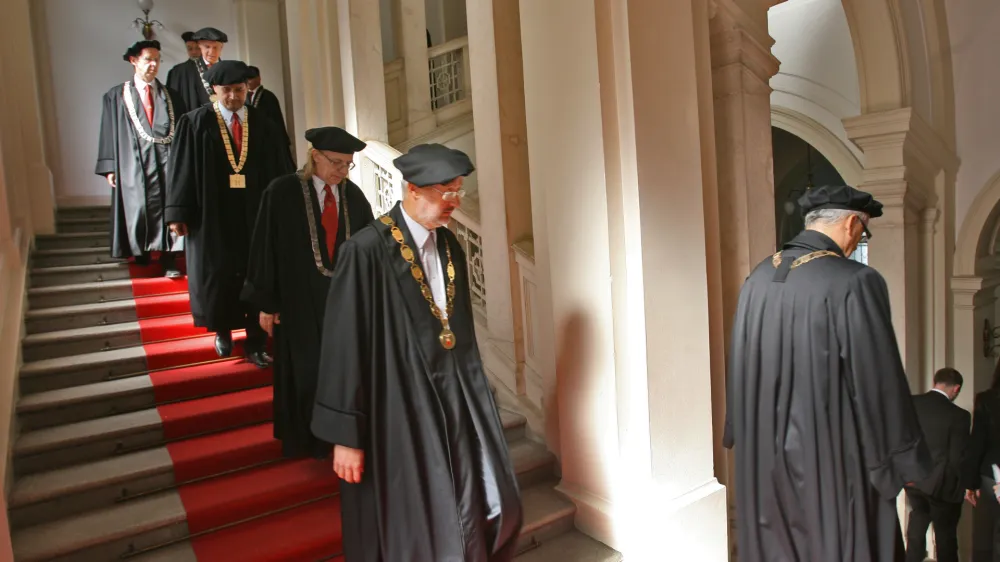 Univerze so v okviru Načrta za okrevanje in odpornost pridobile milijone za izvedbo pilotnih projektov. A ostaja več vprašanj kot odgovorov. 