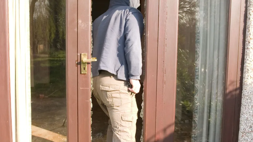 Vlomilec in razbita šipa