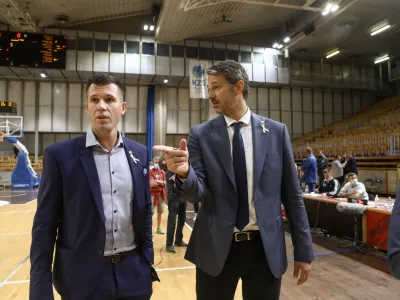 ﻿športni direktor Olimpije Sani Bečirović in trener Olimpije Jurica Golemac - 17.09.2021 – košarka – Cedevita Olimpija: Krka, superpokal Slovenije 2021 v Hali Tivoli - Košarkarji Cedevita Olimpije so z 78:71 (22:16, 34:36, 58:52) premagali Krko in postali zmagovalci superpokala 2021 //FOTO: Luka Cjuha.