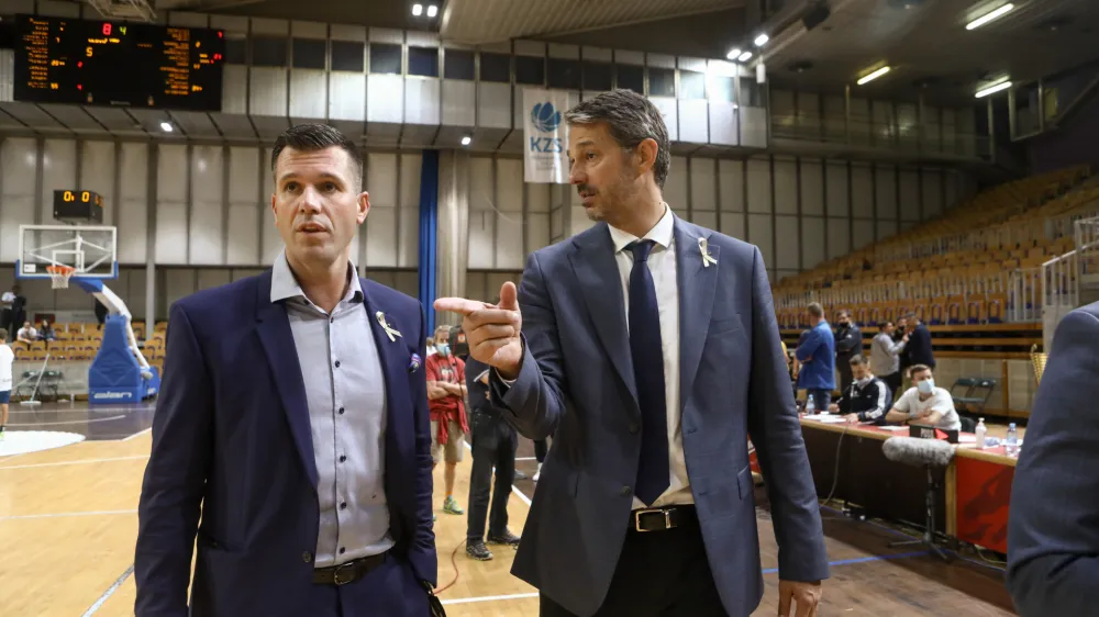 ﻿športni direktor Olimpije Sani Bečirović in trener Olimpije Jurica Golemac - 17.09.2021 – košarka – Cedevita Olimpija: Krka, superpokal Slovenije 2021 v Hali Tivoli - Košarkarji Cedevita Olimpije so z 78:71 (22:16, 34:36, 58:52) premagali Krko in postali zmagovalci superpokala 2021 //FOTO: Luka Cjuha.