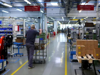 ﻿- delavec v proizvodnji -- 24.03.2015 - Podjetje Danfoss Trata, proizvodnja sestavnih delov za rešitve hlajenja, klimatizacije, ogrevanja in regulacij. Ulica Jožeta Jame 16 v Ljubljani - Šentvid //FOTO: Bojan Velikonja