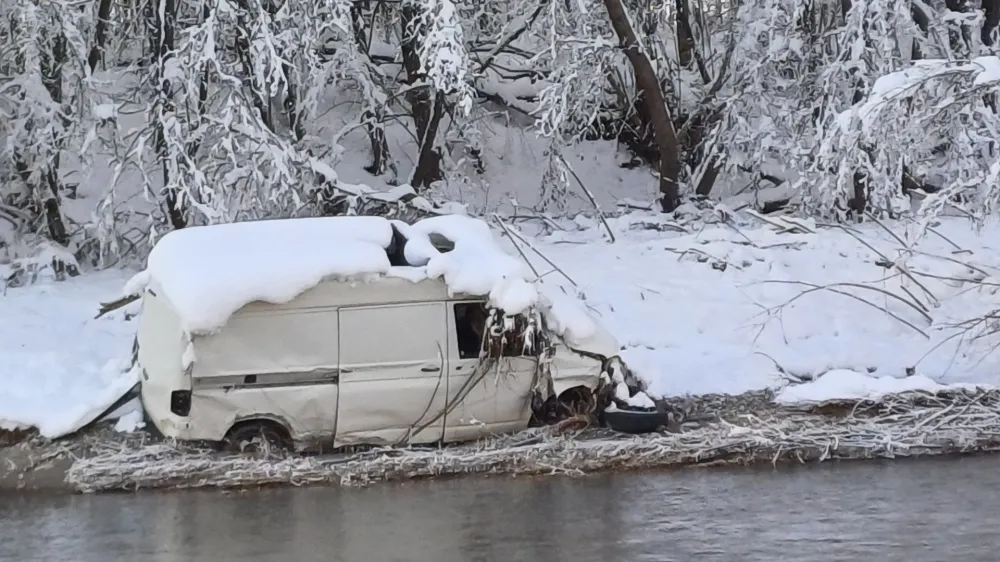 V središču Medvod je ob Sori že več kot pol leta naplavljen kombi. O njegovi usodi še vedno odločajo inšpekcije.