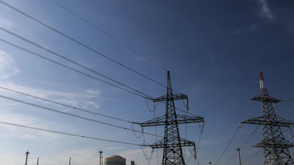 ﻿- električni daljnovod - električna napetost - visokonapetostni vod - sevanje - elektrifikacija - elektrika   - 29.09.2016 - Nuklearna elektrarna Krško (NEK) - Jedrska elektrarna Krško (JEK) - proizvodnja električne energije -   //FOTO: Luka Cjuha..
