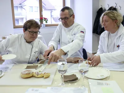 Strokovna komisija v sestavi (z leve) Alenka Kodele, Tomaž Vozelj in Urška Strnad je imela pri ocenjevanju polne roke in usta dela.  