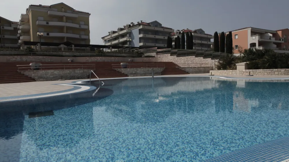 ﻿- Hrvaška 2014 - Rezidencija Skiper Suites Hotel, Savudrija, Alberi 300, Kempinski luksuzno počitniško apartmajsko naselje - bazen //FOTO: Luka Cjuha