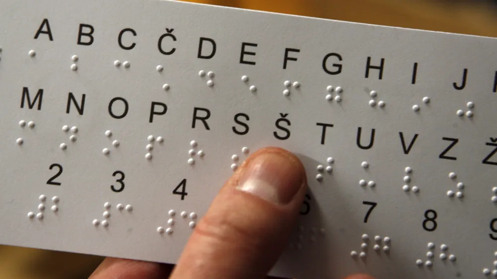 Center IRIS je v lanskem šolskem letu prilagodil deset učbenikov, ZDSSS pa je pretvoril štirideset učbenikov. Veliko težav jim pri pretvarjanju in prilagajanju gradiv povzroča to, da jih lahko učitelji v skladu s predpisi svobodno izbirajo, njihova vsebina pa se tudi pogosto spreminja. 