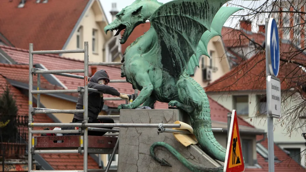 Čiščenje bakrenih skulptur zmajev izvaja oddelek za kamen in štukaturo restavratorskega centra ZVKDS.