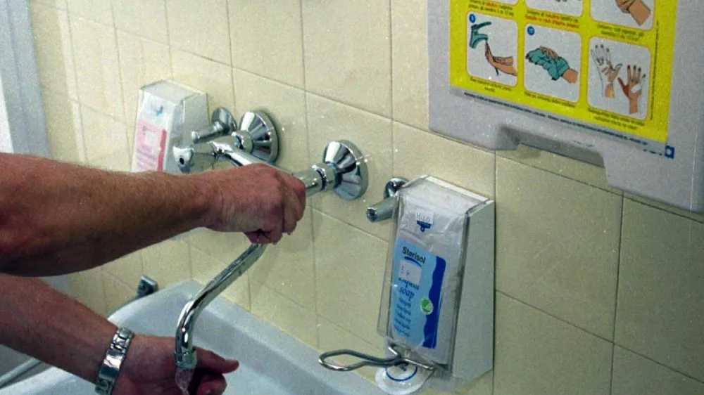 Med ukrepi, ki zmanjšajo možnost okužbe dihal, na NIJZ in v osnovnem zdravstvu priporočajo tudi redno umivanje rok.