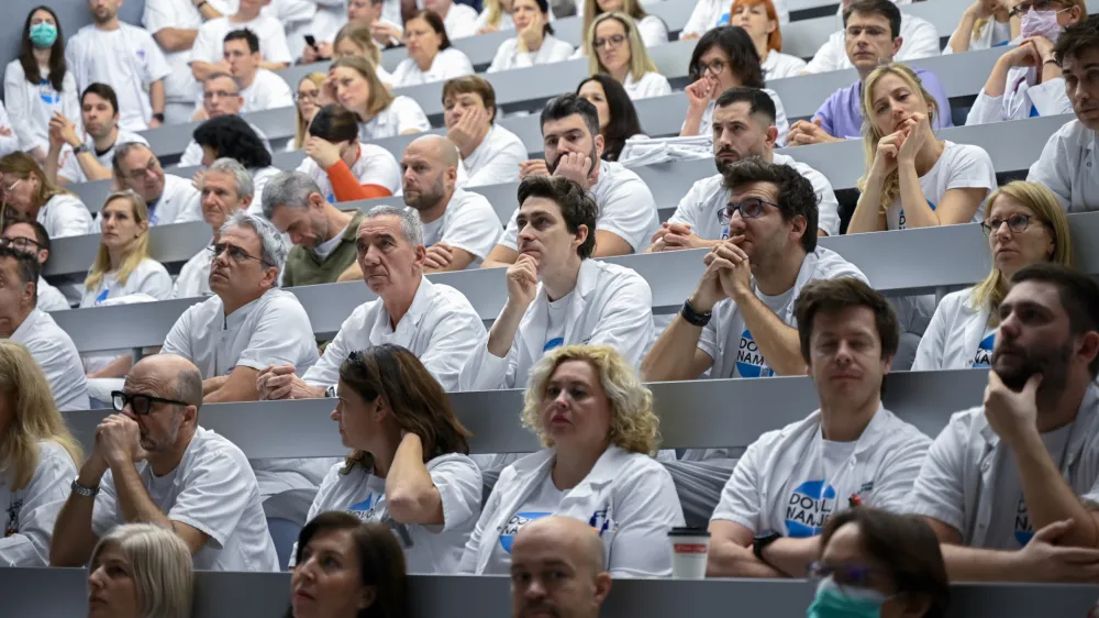  - 09.01.2024 – opozorilna stavka zdravnikov in zobozdravnikov - zdravniki in zobozdravniki zaradi neuresničenih zavez vlade iz že sklenjenih sporazumov opozorilno stavkali. protest //FOTO: Nik Erik Neubauer 