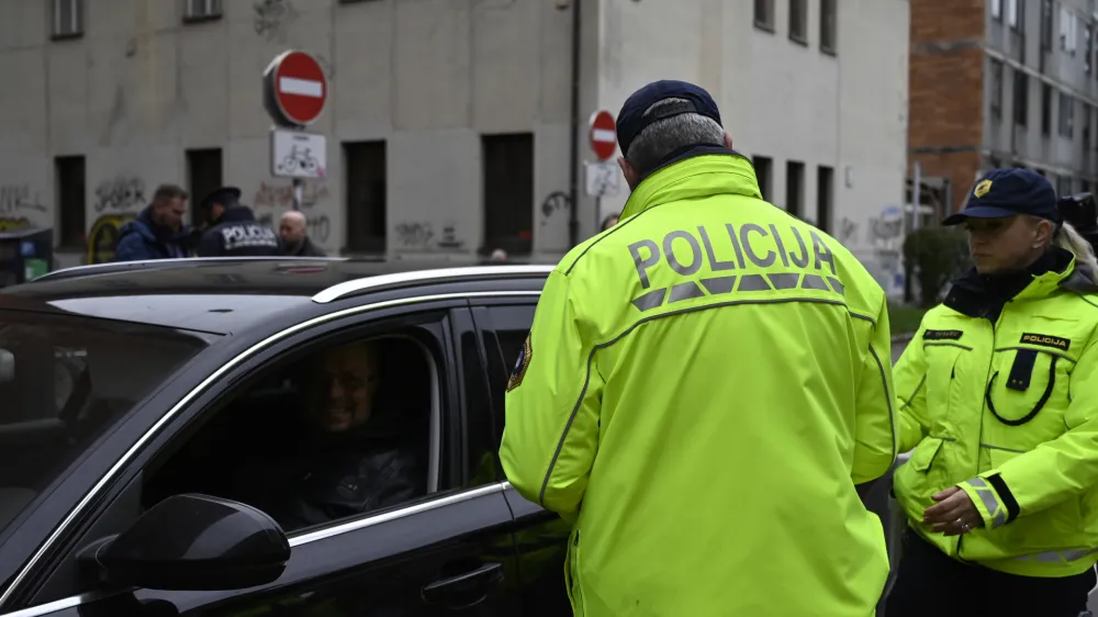 - preizkus alkoholiziranosti - alkotest, alkohol v prometu, policija - 06.12.2022 - policisti Postaje prometne policije Ljubljana vr&scaron;ili postopke preizkusov alkoholiziranosti voznikov v prometu na Kotnikovi ulici pred poslopjem Agencije za varnost prometa - //FOTO: Nik Erik Neubauer