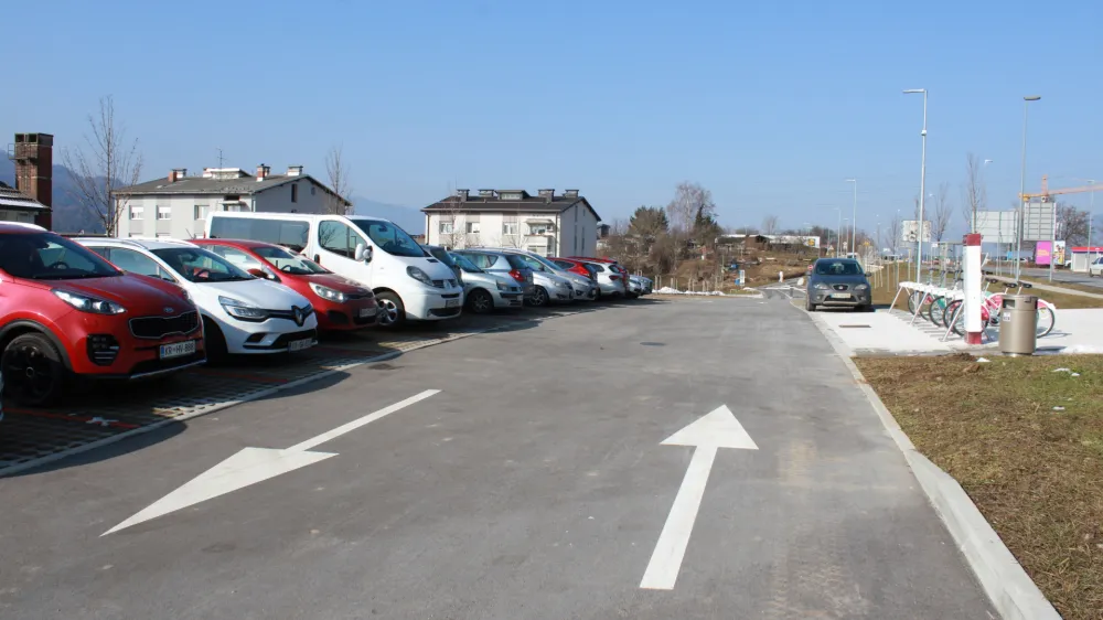 Parkirišče je prva dva meseca res kazalo dokaj klavrno podobo, v zadnjem času pa je zaznati, da se je število dnevno parkiranih vozil povečalo.