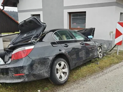 28-letni voznik je zaspal za volanom in trčil v hišo. 