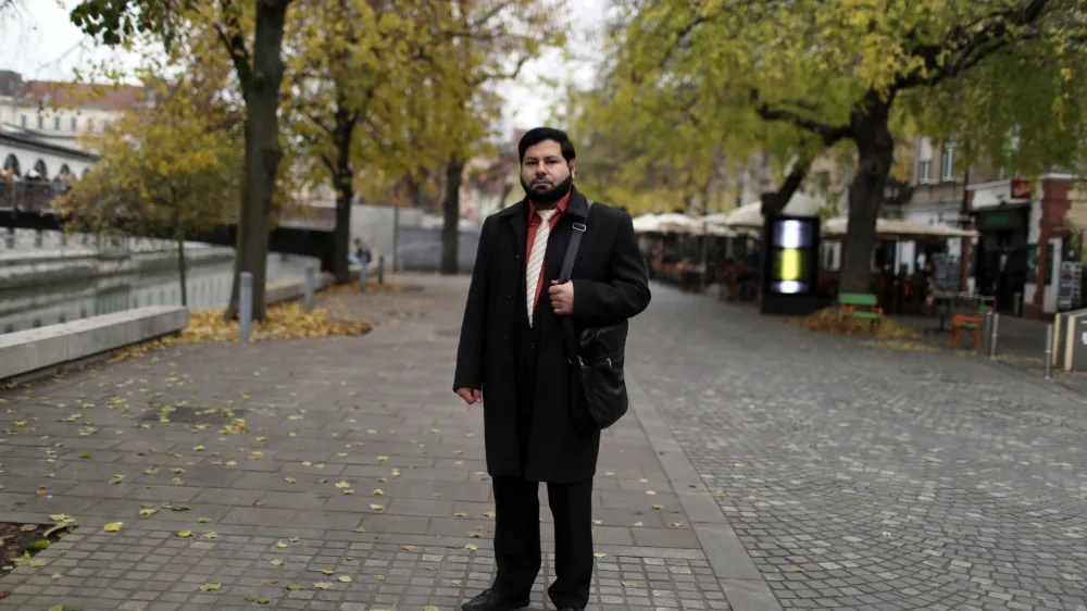 Mohamed Alzoubi je v Slovenijo prispel leta 2014 in takoj zaprosil za azil. Odobrili so mu začasni azil za tri leta. Ko je zaprosil za podaljšanje mednarodne zaščite, so mu prošnjo z nejasnimi argumenti zavrnili. 