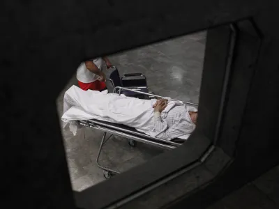 ﻿- simbolična fotografija - pacient - bolnik - zdravstvo - zdravstveni sistem- UKC 2013 - Univerzitetni klinični center v Ljubljani, //FOTO: Luka Cjuha