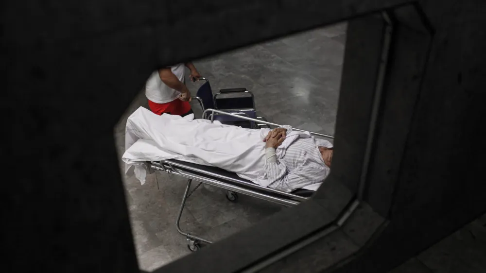 ﻿- simbolična fotografija - pacient - bolnik - zdravstvo - zdravstveni sistem- UKC 2013 - Univerzitetni klinični center v Ljubljani, //FOTO: Luka Cjuha