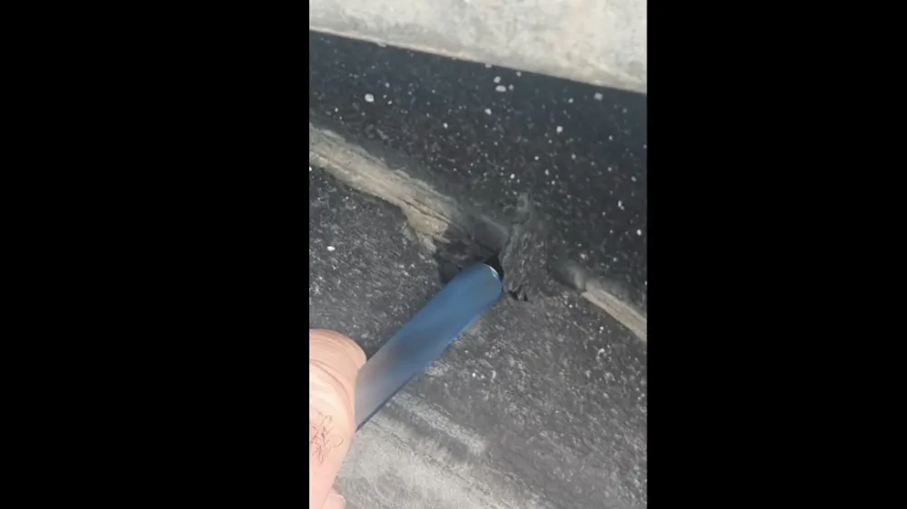 Na gorenjski avtocesti je policija ustavila voznika tovornjaka s popolnoma izrabljeno pnevmatiko. 