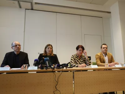 Kako je prišlo do zamenjave, so na novinarski konferenci pojasnjevali (od leve) predstojnik Inštituta za patologijo Jože Pižem, direktorica Medicinskega centra Barsos Urša Murn, strokovna direktorica Onkološkega inštituta Irena Oblak in predstojnik sektorja operativnih dejavnosti na Onkološkem inštitutu Gašper Pilko. Foto: Luka Cjuha