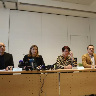 Kako je prišlo do zamenjave, so na novinarski konferenci pojasnjevali (od leve) predstojnik Inštituta za patologijo Jože Pižem, direktorica Medicinskega centra Barsos Urša Murn, strokovna direktorica Onkološkega inštituta Irena Oblak in predstojnik sektorja operativnih dejavnosti na Onkološkem inštitutu Gašper Pilko. Foto: Luka Cjuha