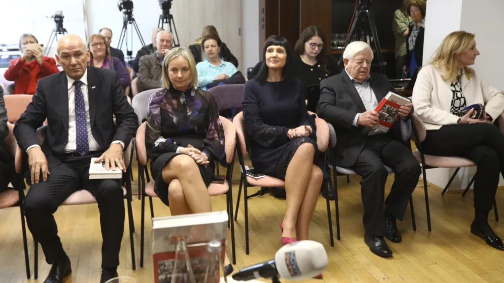 Janez Janša in Milan Kučan14.03.2024 - predstavitev knjige Voditelji Slovenije sociologa, pisatelja in politika Dimitrija Rupla ter pogovor z avtorjem; knjigarna KonzorcijFOTO: Luka Cjuha