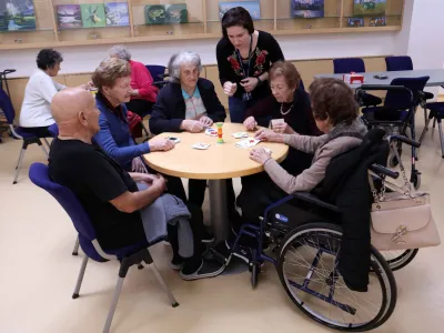 Varovanci Medgeneracijskega centra Bistrica so se v domžalski knjižnici prepustili izzivom družabnih iger. Foto: Tomaž Skale