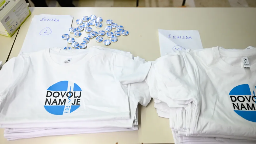 - majice FIFES z napisom DOVOLJ NAM JE <br><br><br>- 09.01.2024 &ndash; UKC Ljubljana - opozorilna stavka zdravnikov in zobozdravnikov - zdravniki in zobozdravniki zaradi neuresničenih zavez vlade iz že sklenjenih sporazumov opozorilno stavkali. <br><br>//FOTO: Nik Erik Neubauer