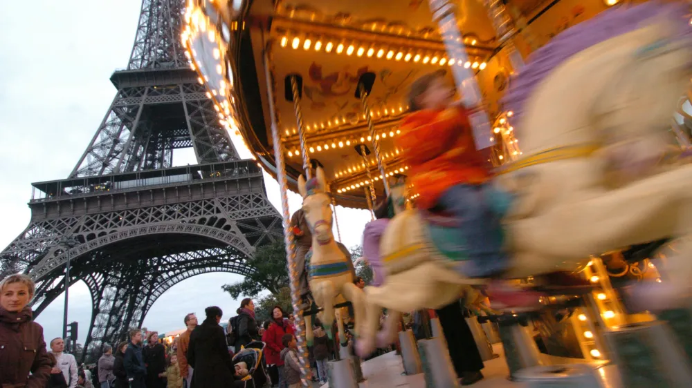 Pariz - Francija, Eifflov stolp, vrtiljak, //FOTO: Bojan Velikonja<br><br>OPOMBA: ZA OBJAVO V SOBOTNI PRILOGI - REPORTAŽA