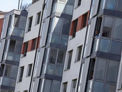 Tako na ministrstvu kot na skladih ocenjujejo, da dvig neprofitnih najemnin ne bo bistveno vplival na plačilno sposobnost. Socialno šibkejši pa bodo še naprej upravičeni do subvencije najemnine. Na fotografiji stanovanjska soseska Nove Poljane
v Ljubljani. Foto: Luka Cjuha 