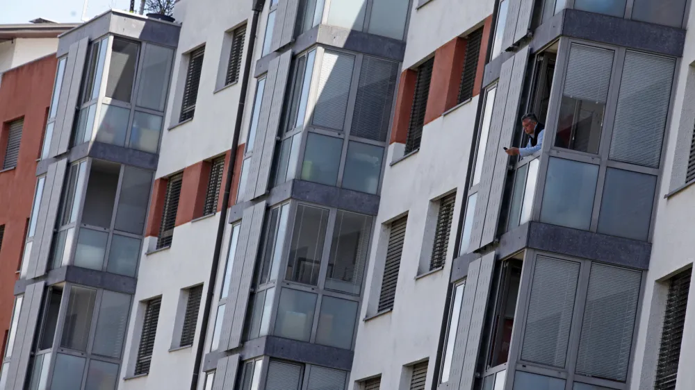 Tako na ministrstvu kot na skladih ocenjujejo, da dvig neprofitnih najemnin ne bo bistveno vplival na plačilno sposobnost. Socialno šibkejši pa bodo še naprej upravičeni do subvencije najemnine. Na fotografiji stanovanjska soseska Nove Poljane
v Ljubljani. Foto: Luka Cjuha 